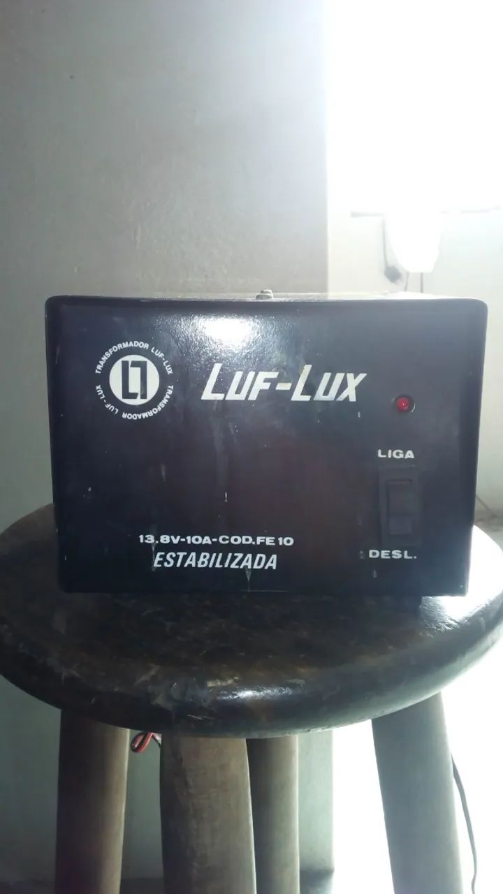 Fonte de alimentação de 13,8v por 10 amperes marca luf lux