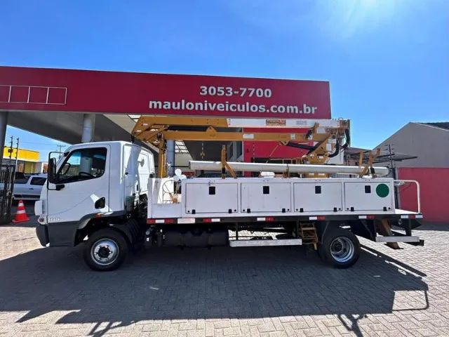 Accelo 815 Mercedes-Benz equipado com cesto aéreo 13,5 metros - Foto 12