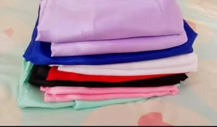 Conjunto de tecidos de cetim coloridos com formato cortinas