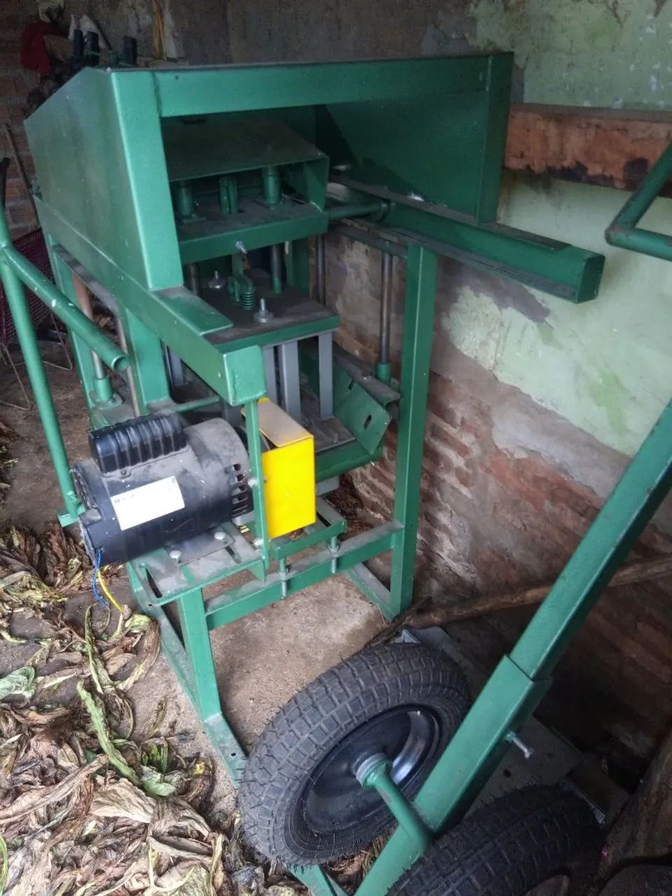 Concrete block making machine64254011932419122