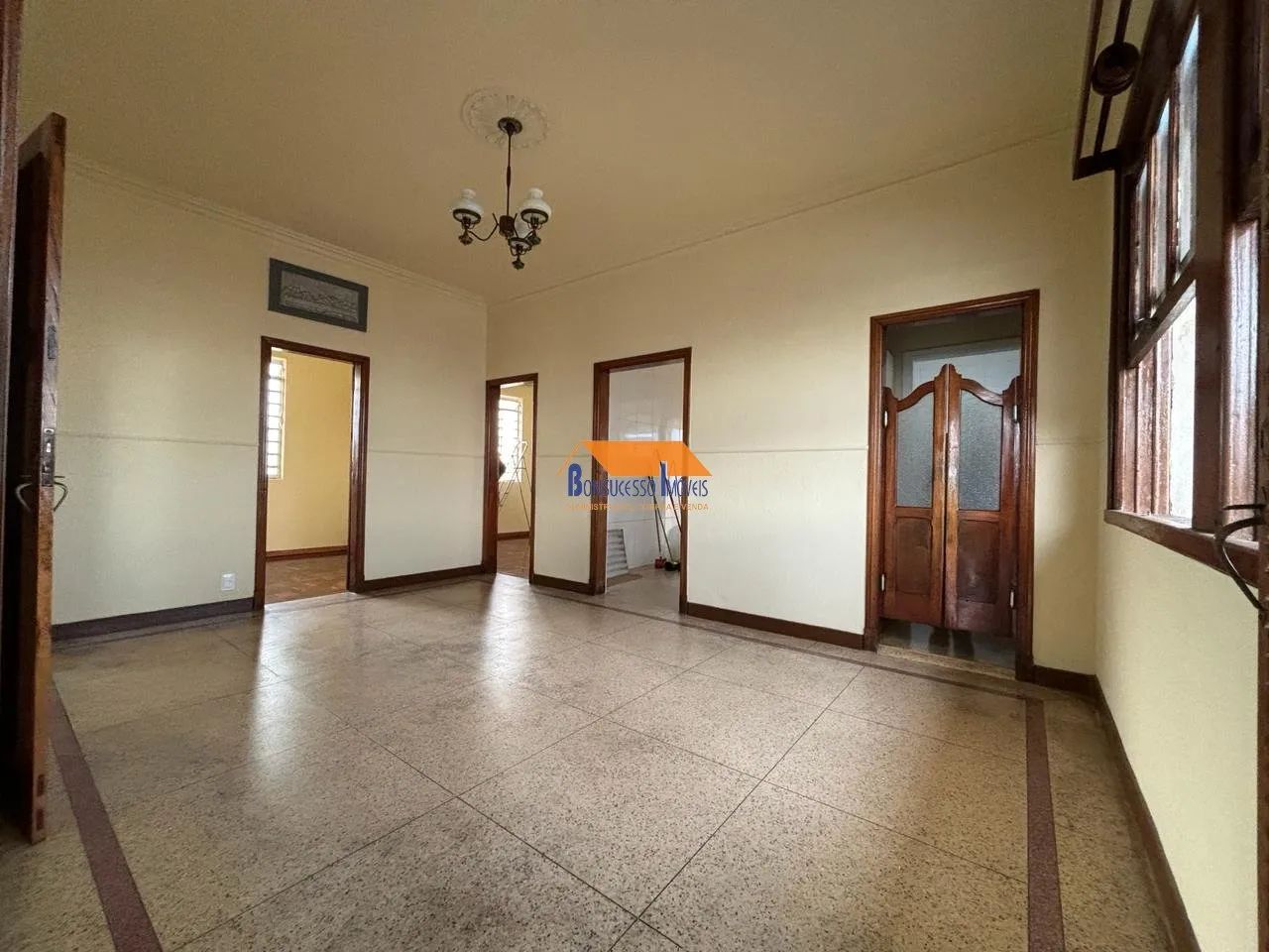 Prédio comercial e residencial com 2 moradias e 5 lojas, Bairro Concórdia, Belo Horizonte/