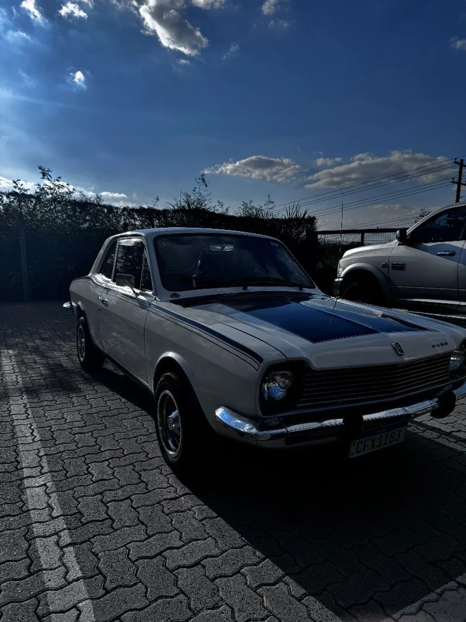Corcel 1 1977 branco com detalhes GT