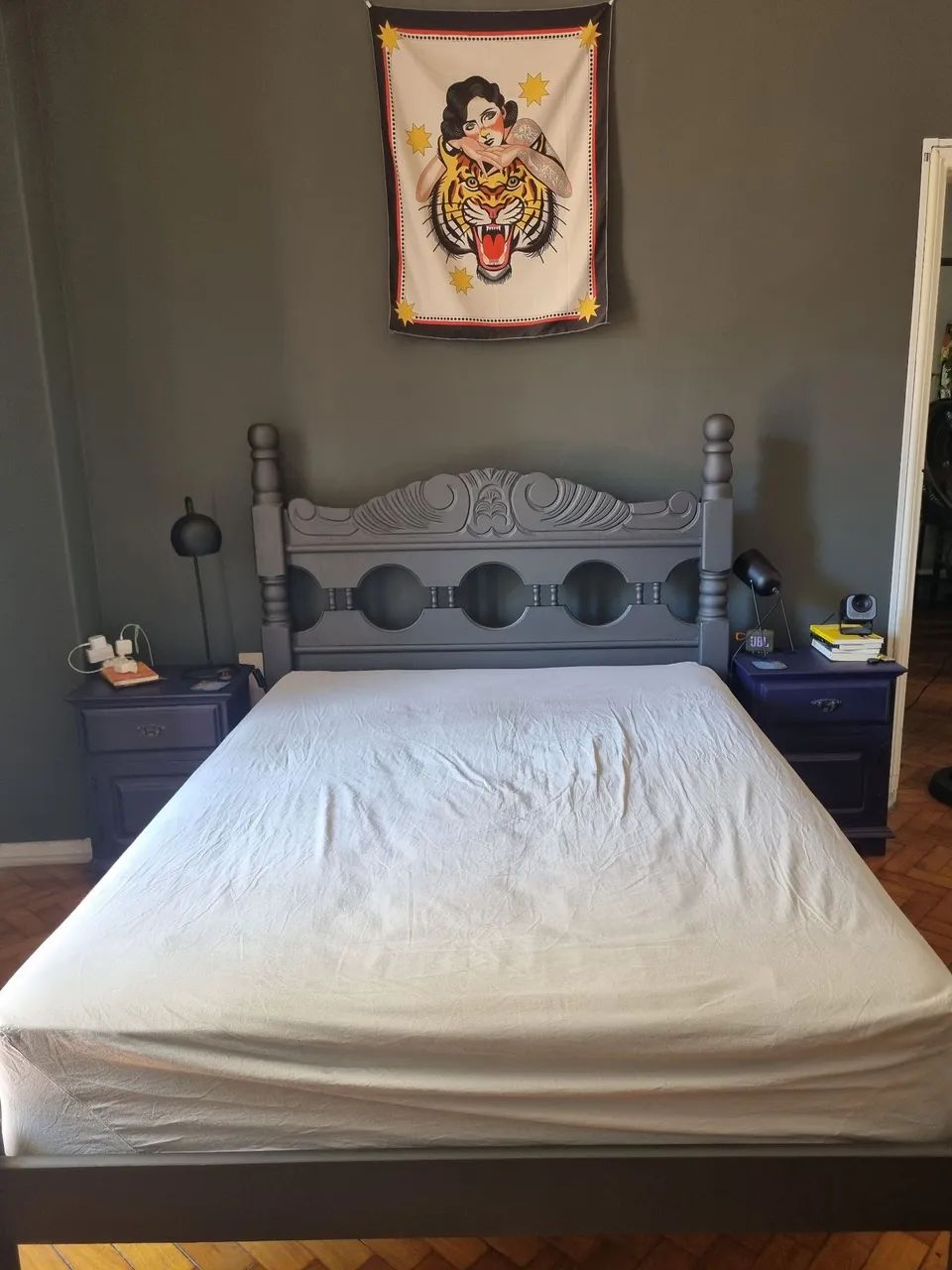 Cama de casal e mesas de cabeceiras madeira maciça 