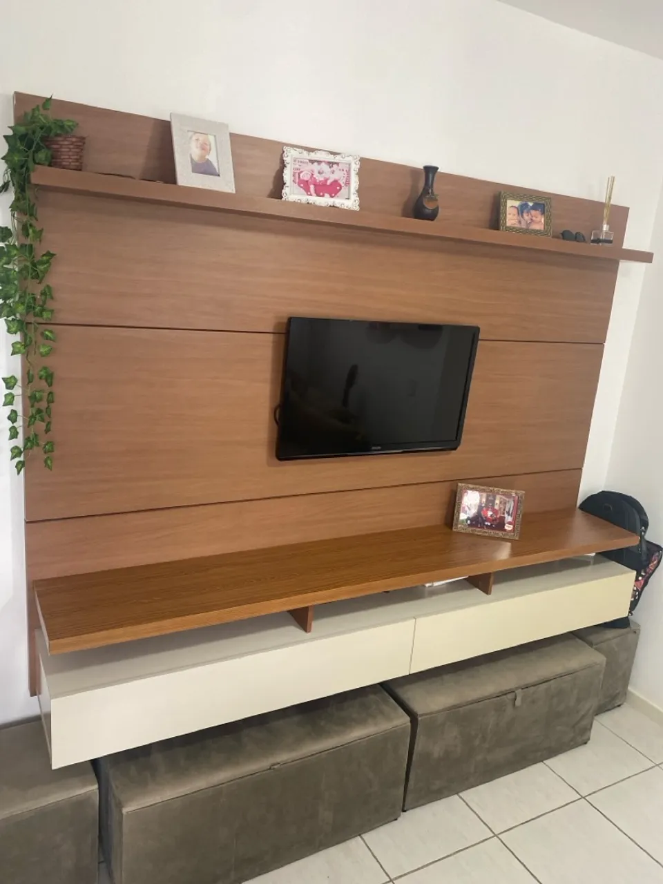Painel TV grande, modulado, com prateleira e duas portas basculante