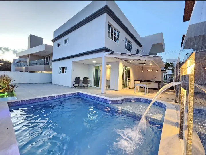 Casa de Luxo com Piscina no Altiplano Cabo-Branco