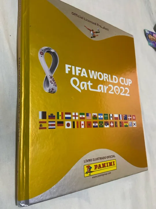 Álbum FIFA 2022 dourado completo menos coca cola