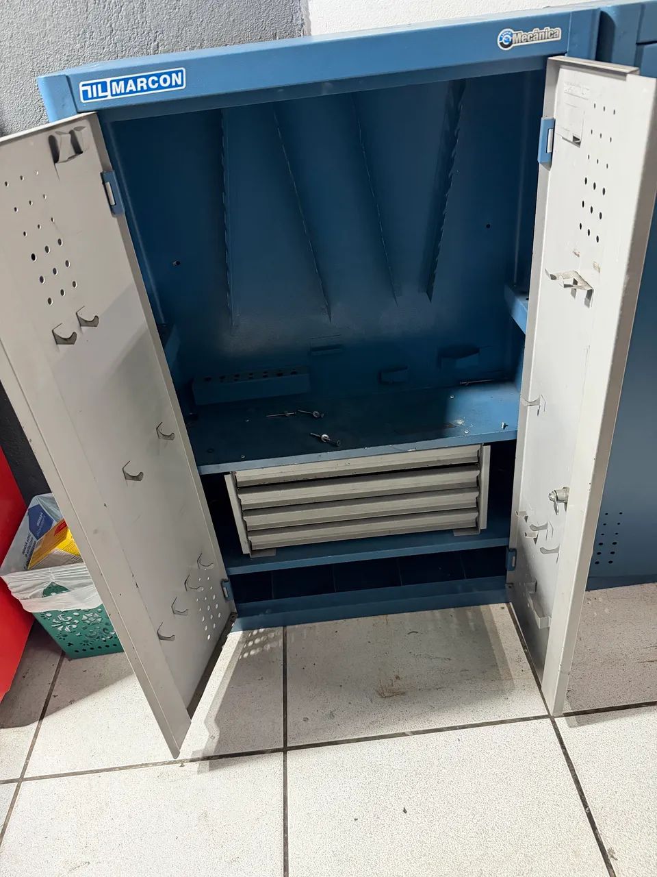 Armário de ferramenta 64840827468418122