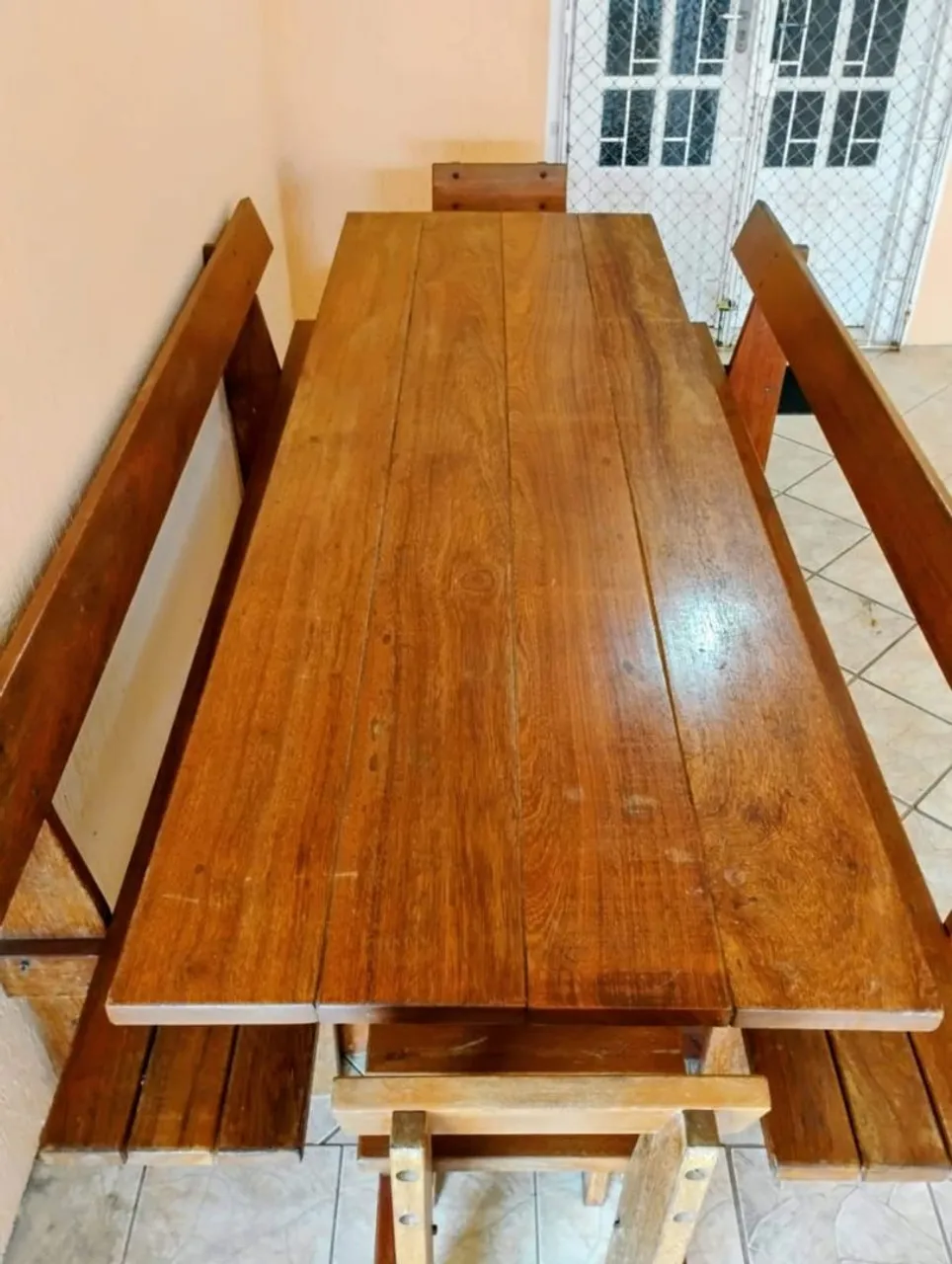 Mesa de madeira para área externa ou interna