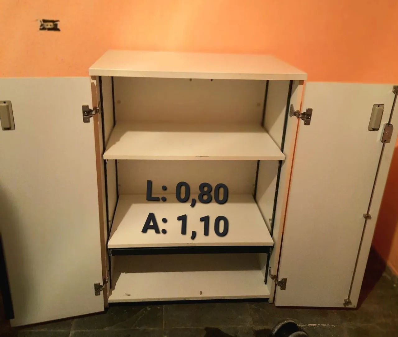 Armário Branco com Prateleiras - 0,80x1,10m
