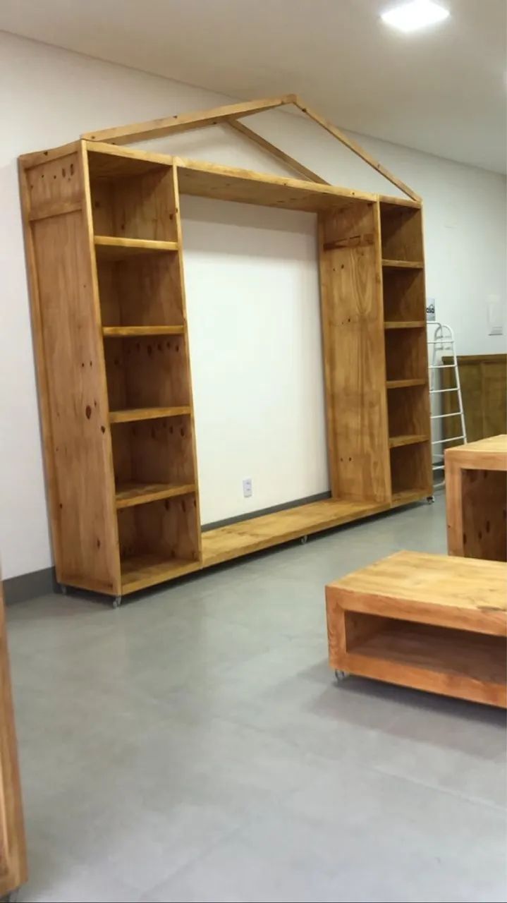 Expositor Grande para Loja Modelo Casinha em Madeira Com Nichos  - Foto 2