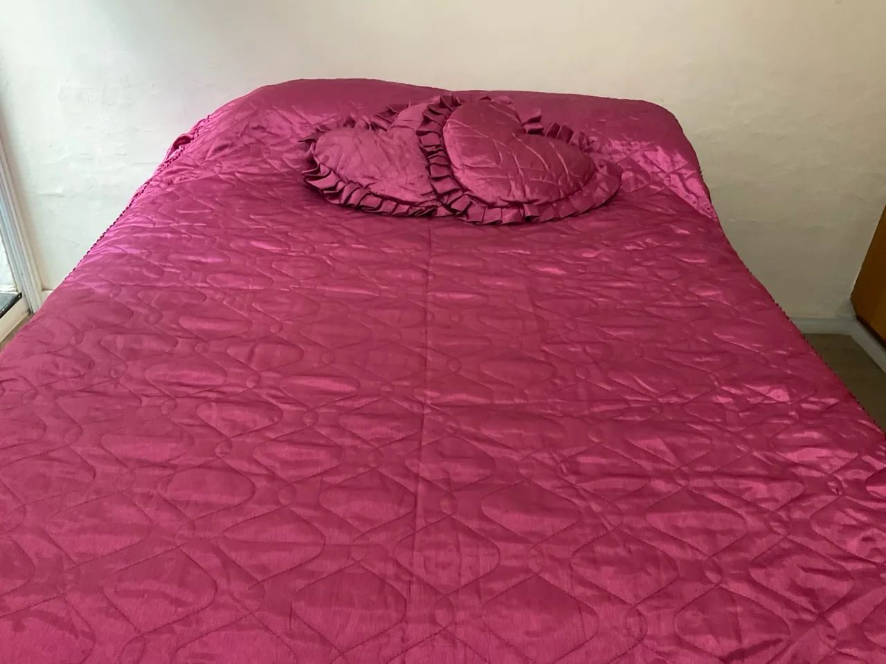 Cobre-leito rosa com almofadas de coração - Foto 3