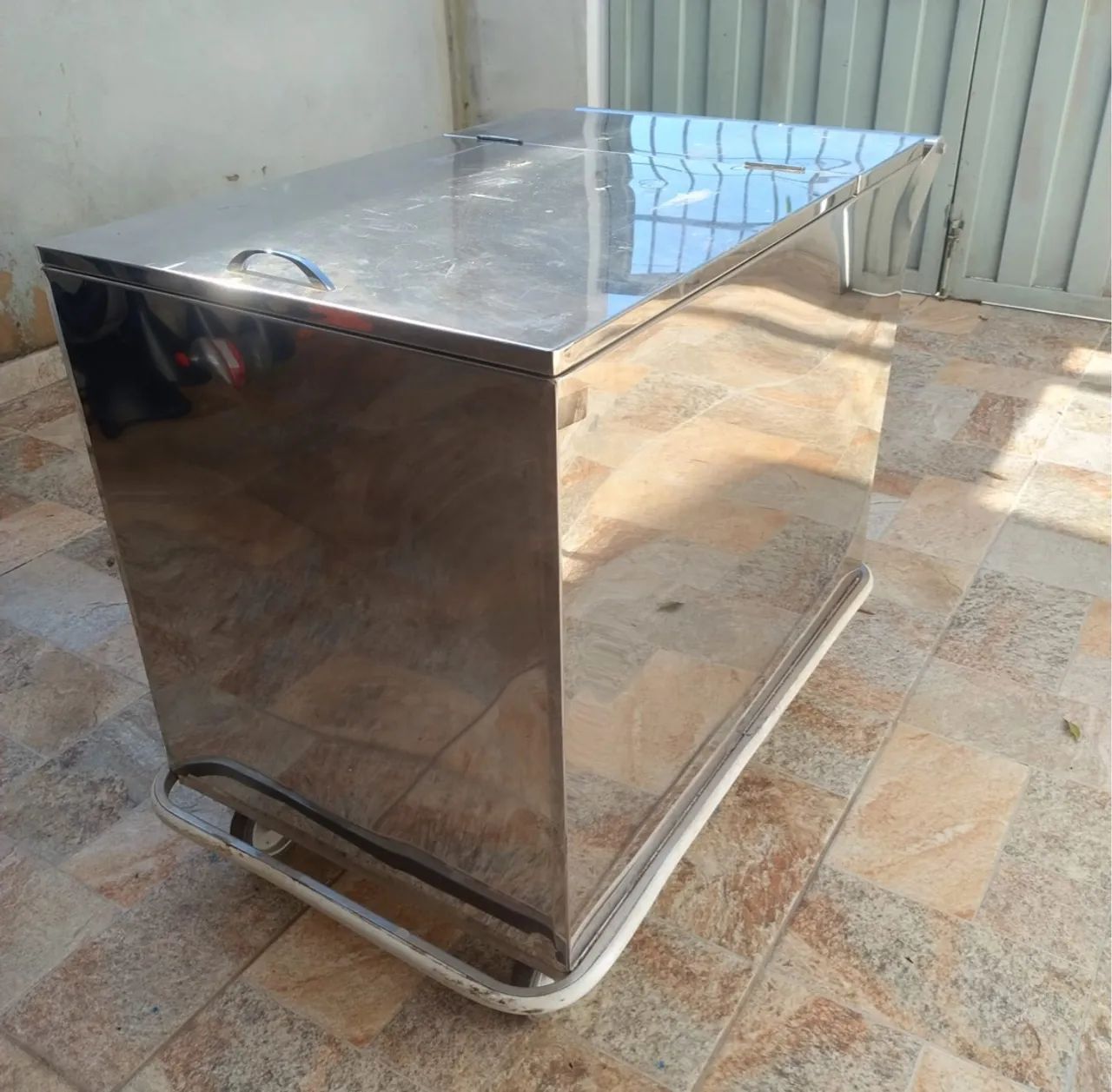 Carinho de inox com tampa e rodinhas - Foto 2