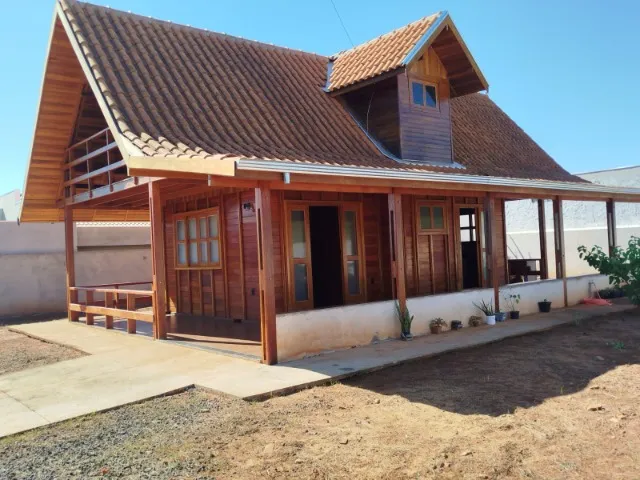 Casa pré moldada de madeira nobre