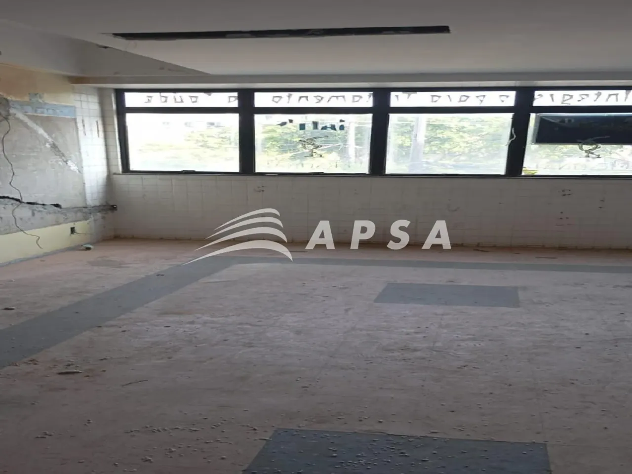 SALA COMERCIAL NO VALQUEIRE, EXCELENTE LOCALIZAÇÃO PONTO DE CONDUÇÃO NA FRENTE. O PRÉDIO C