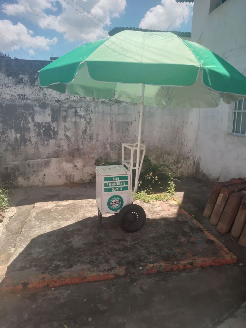 Carrinho de venda com caixa térmica e guarda-sol