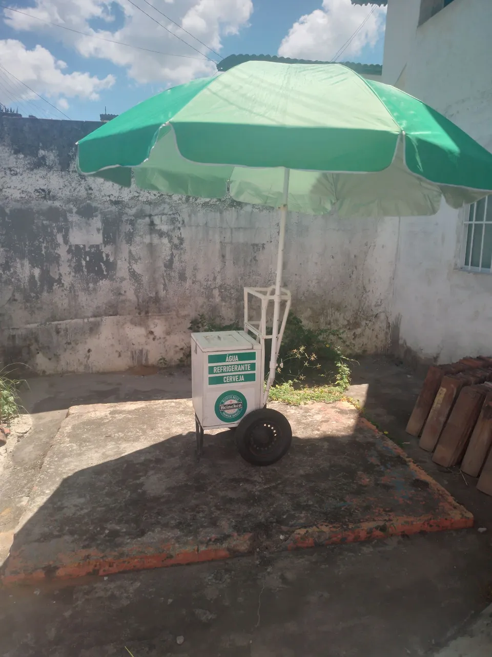 Carrinho de venda com caixa térmica e guarda-sol