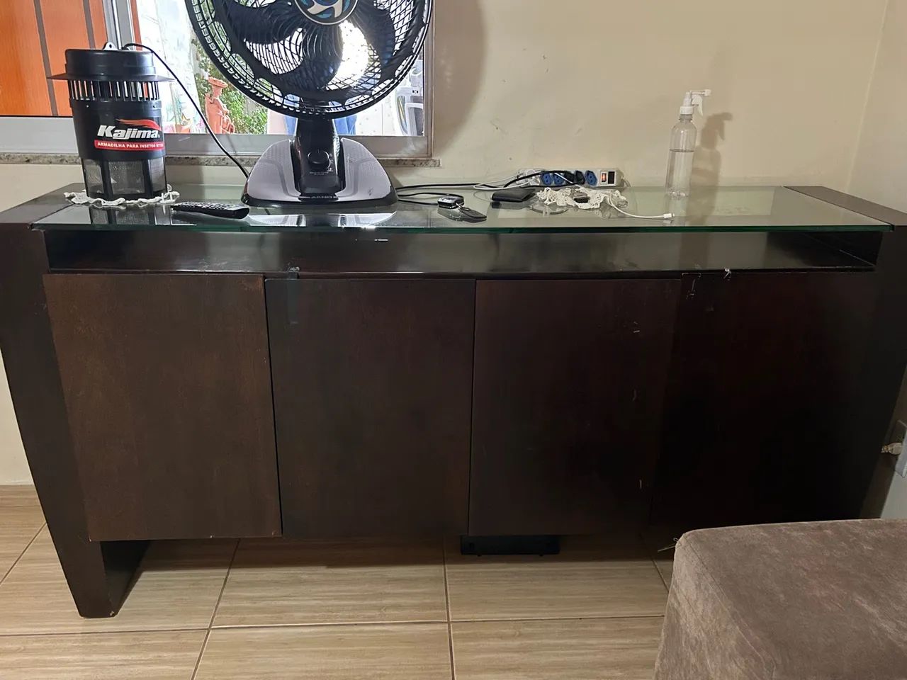 Buffet de madeira com 4 portas