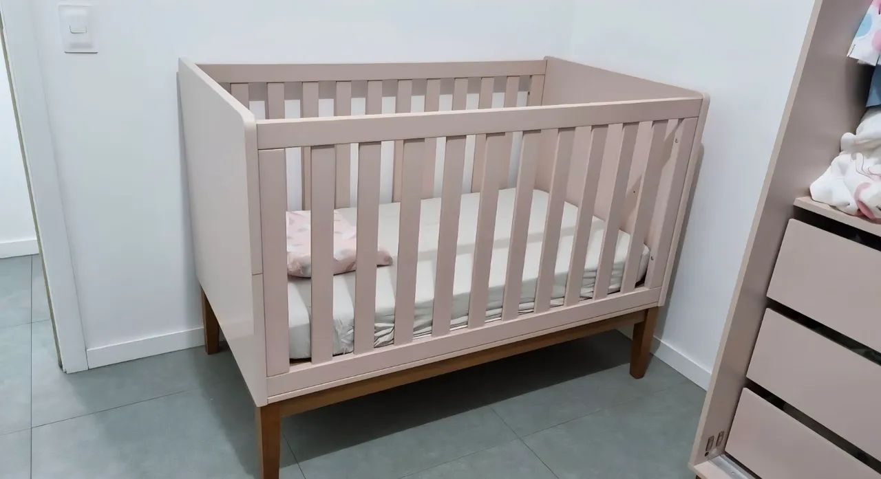 Berço Rosa ( Obs :  sem o colchão)