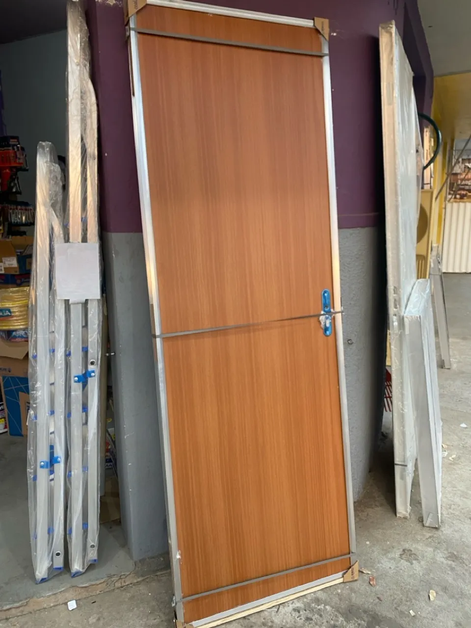 ? Porta de Madeira com esquadria de Alumínio: A escolha perfeita para seu lar!?