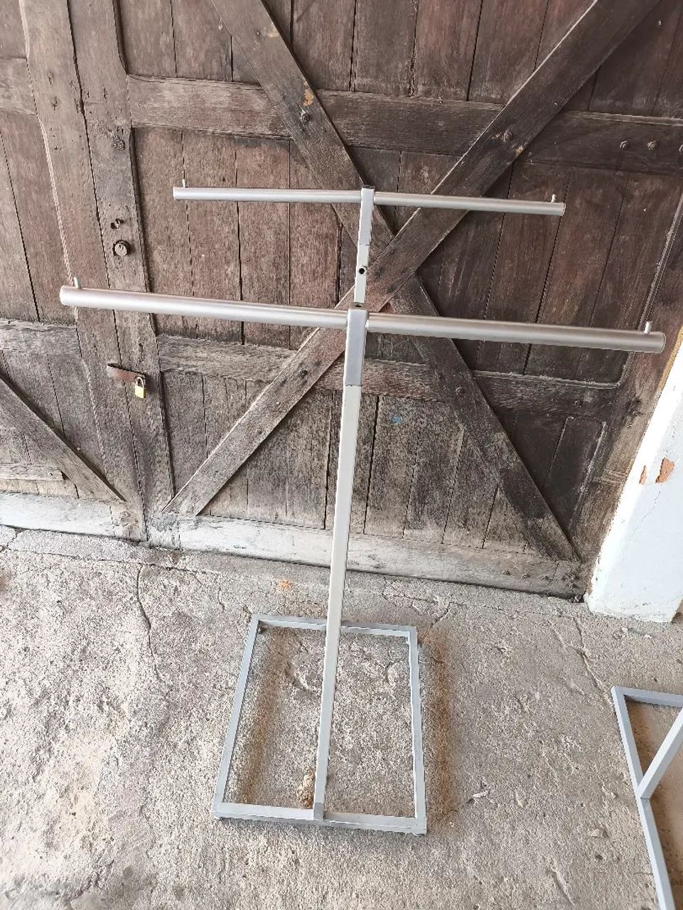 Expositor / Mostruário para peças de roupas, malas e bolsas. - Foto 3