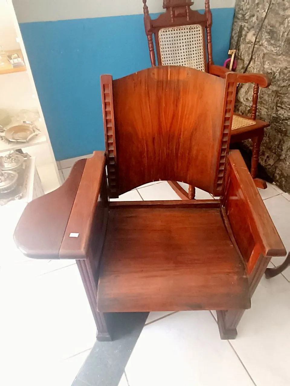 Cadeira de madeira com design clássico