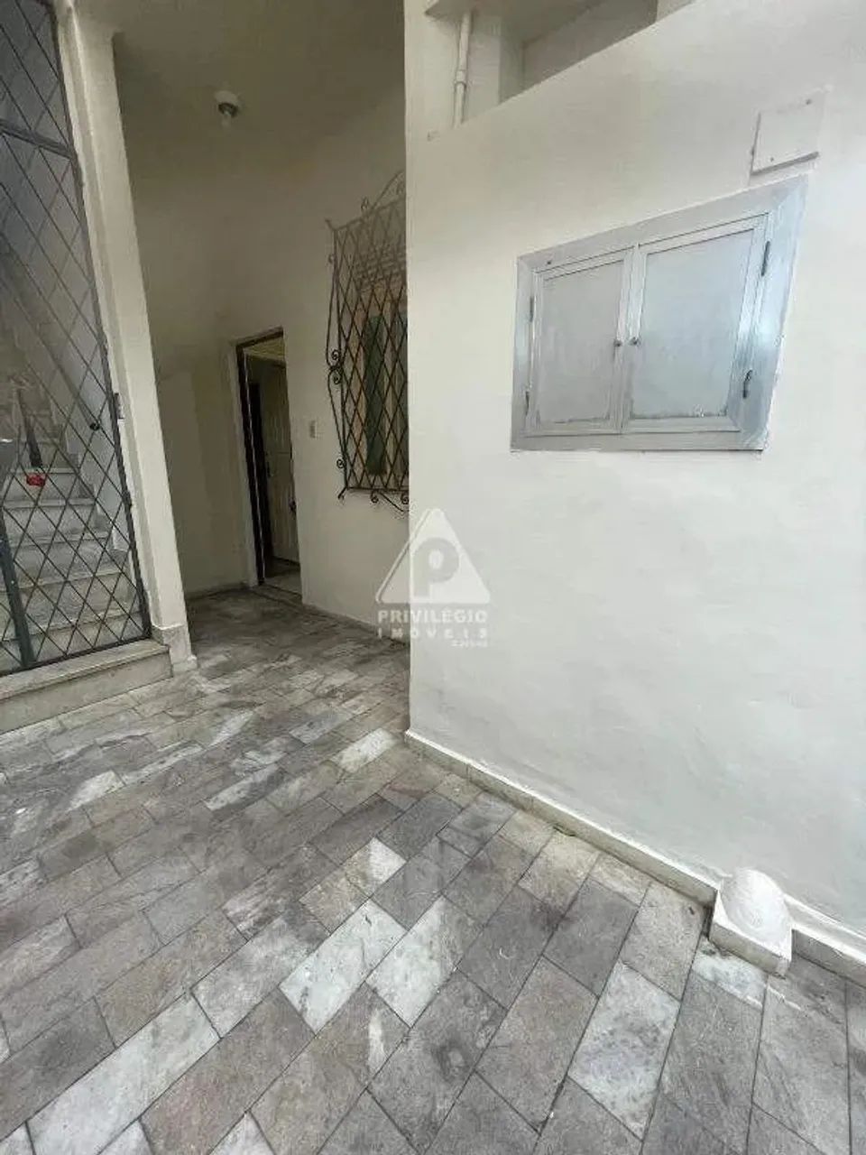Casa, 2 quartos, com área externa, no Humaitá.