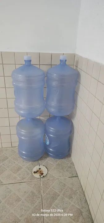 Garrafões de 20 Litros.