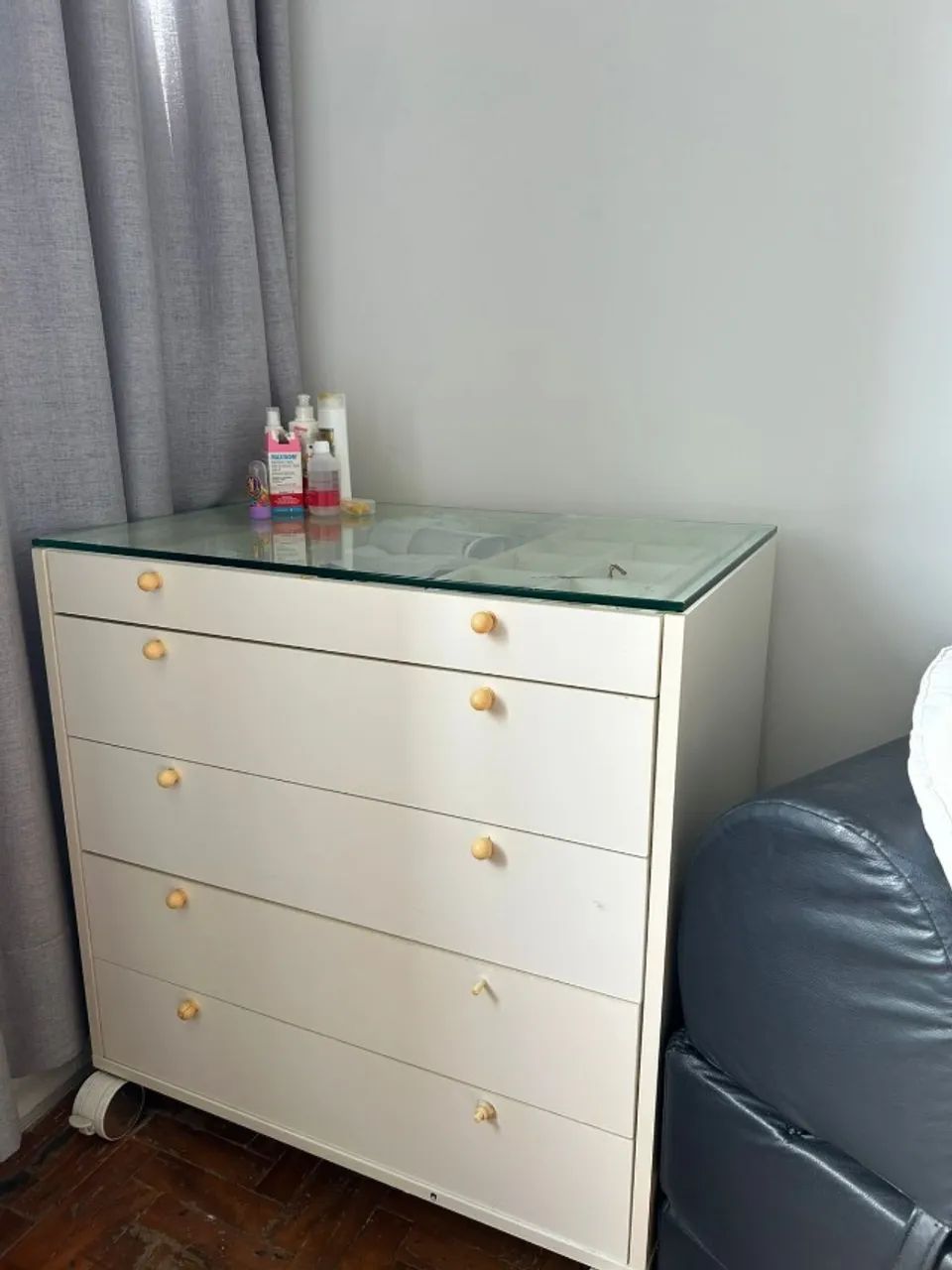 Estrutura de cômoda 5 gavetas 120cm x 45cm Nami com tampo de vidro