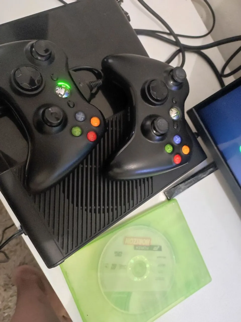 Xbox 360 com 2 Controles com selo de fábrica e Jogo Forza Horizon