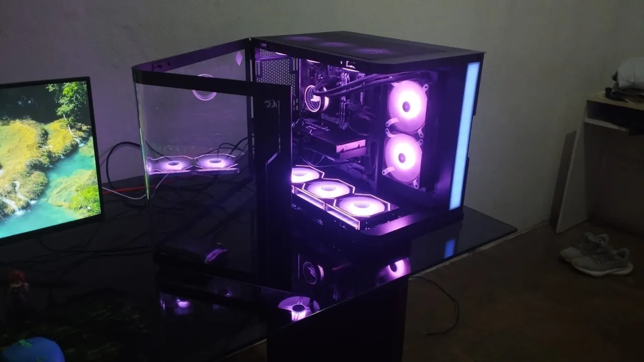 PC Gamer com iluminação RGB personalizada
