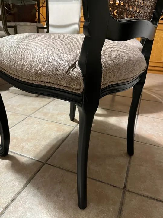 Quatro Cadeiras de Jantar em Estilo Clássico - Foto 3