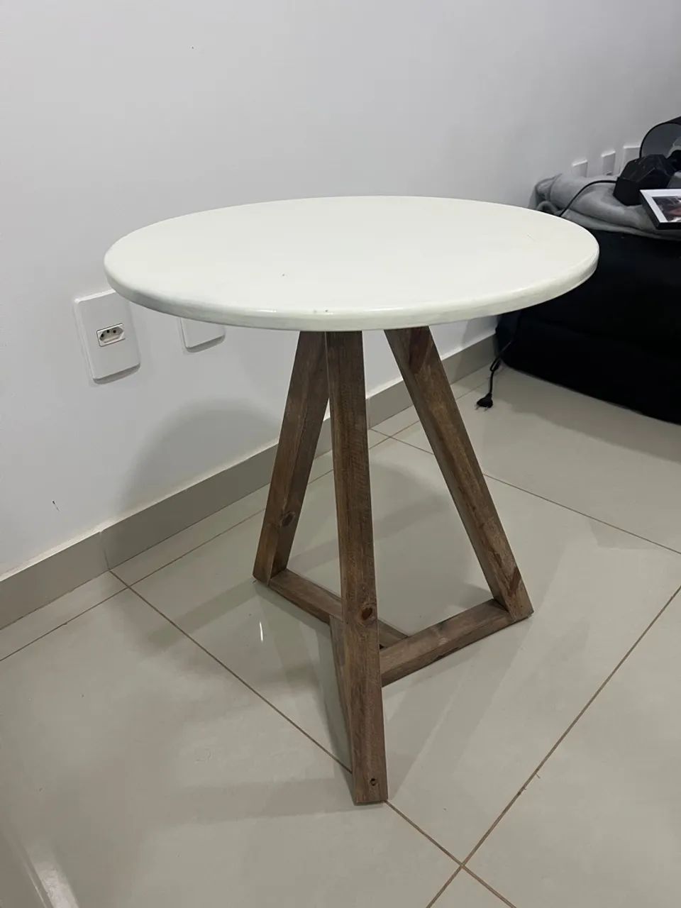 Mesa de canto redonda branca 