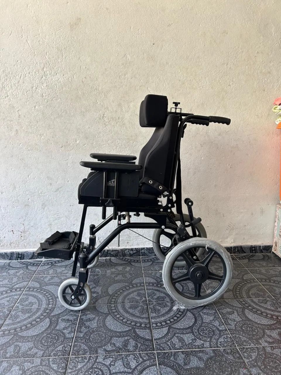 ? CADEIRA DE RODAS CONFORTÁVEL E SEGURA - NUNCA USADA! ? - Foto 4