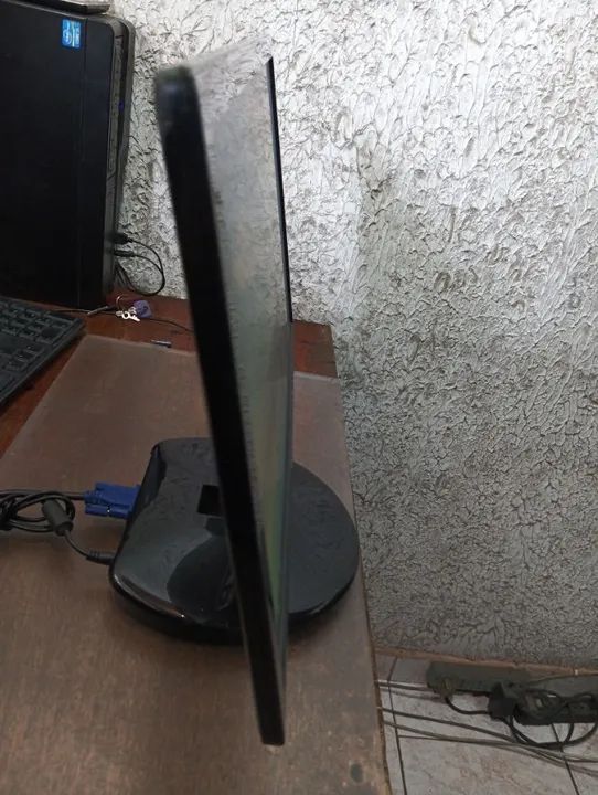 Torro monitor AOC 19 polegadas led saída VGA não tem HDMI em perfeito funcionamento não ac - Foto 3