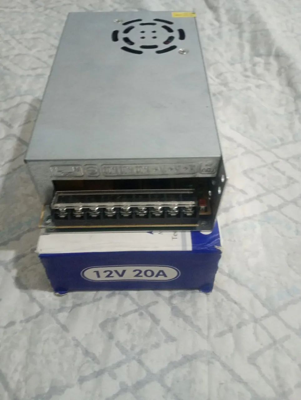 Vendo fonte chaveada 12 volts de 20 amperes nova na caixa 