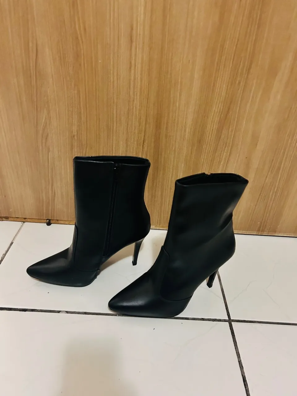 Botas Femininas Salto Fino - Elegância e Estilo