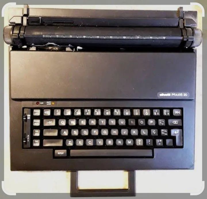 Máquina de escrever elétrica Olivetti 20