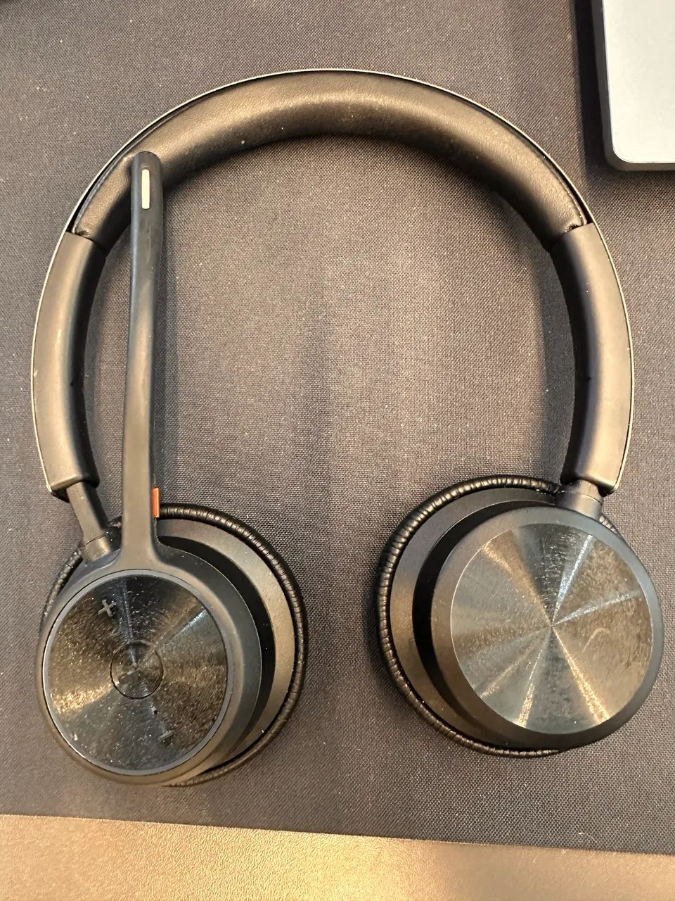 Headset Poly Voyager V4320 - Bluetooth - Cancelamento de Ruído Ativo