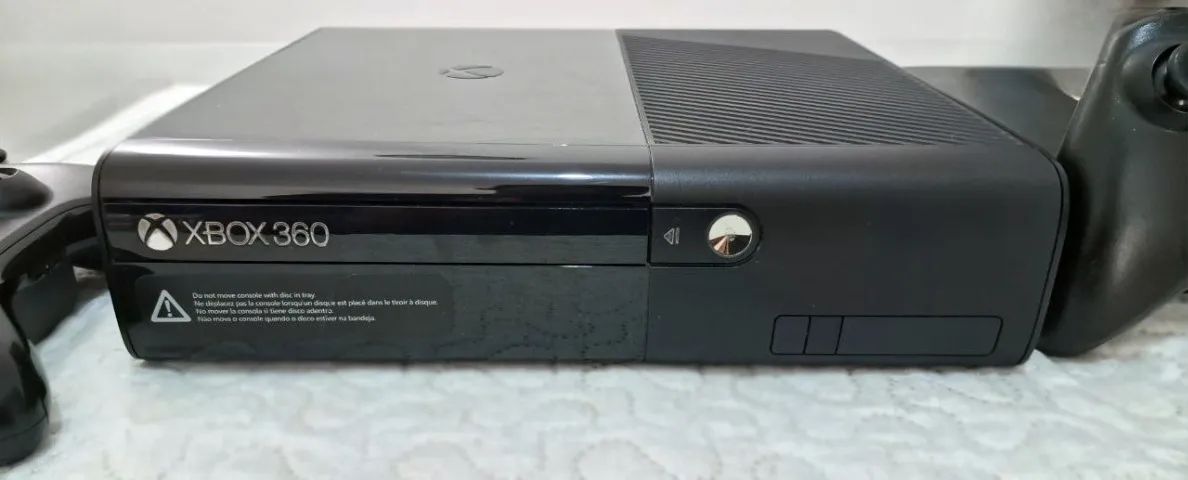 Console Xbox 360 Super Slim 4GB controles sem fio