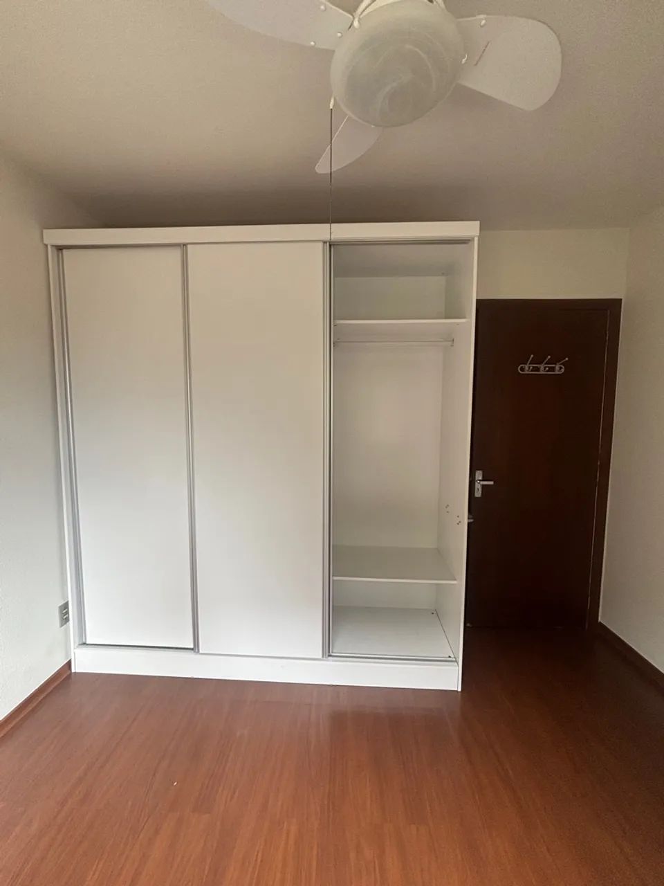 Armário de correr branco com 3 portas de correr - Foto 4