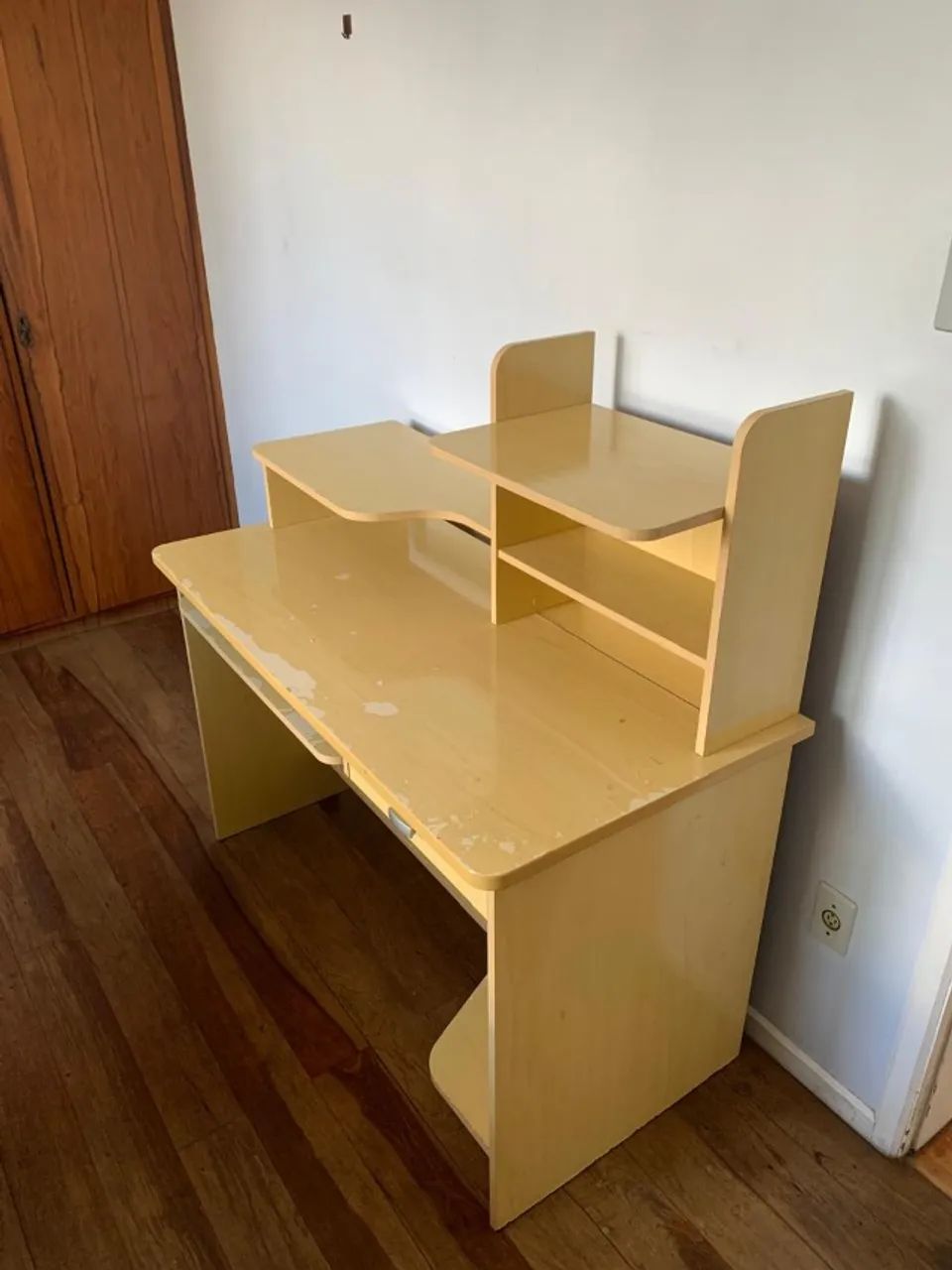 Escrivaninha de madeira com prateleiras e gaveta, ideal para estudo ou home office. - Foto 4