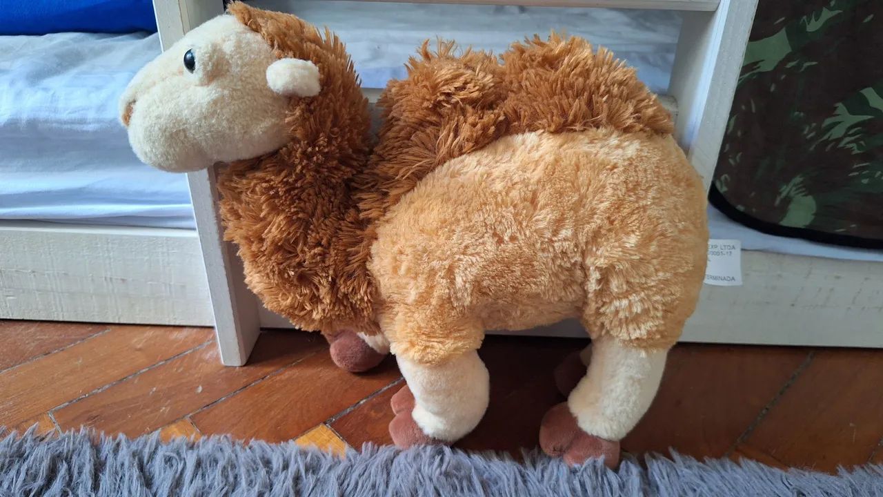Camelo de pelúcia lindo 
