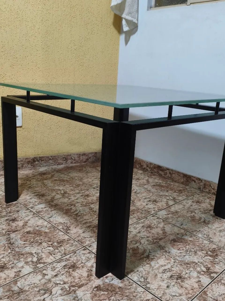 Mesa de Centro Moderna com Tampo de Vidro Fosco e Base de Aço Preta - Foto 2