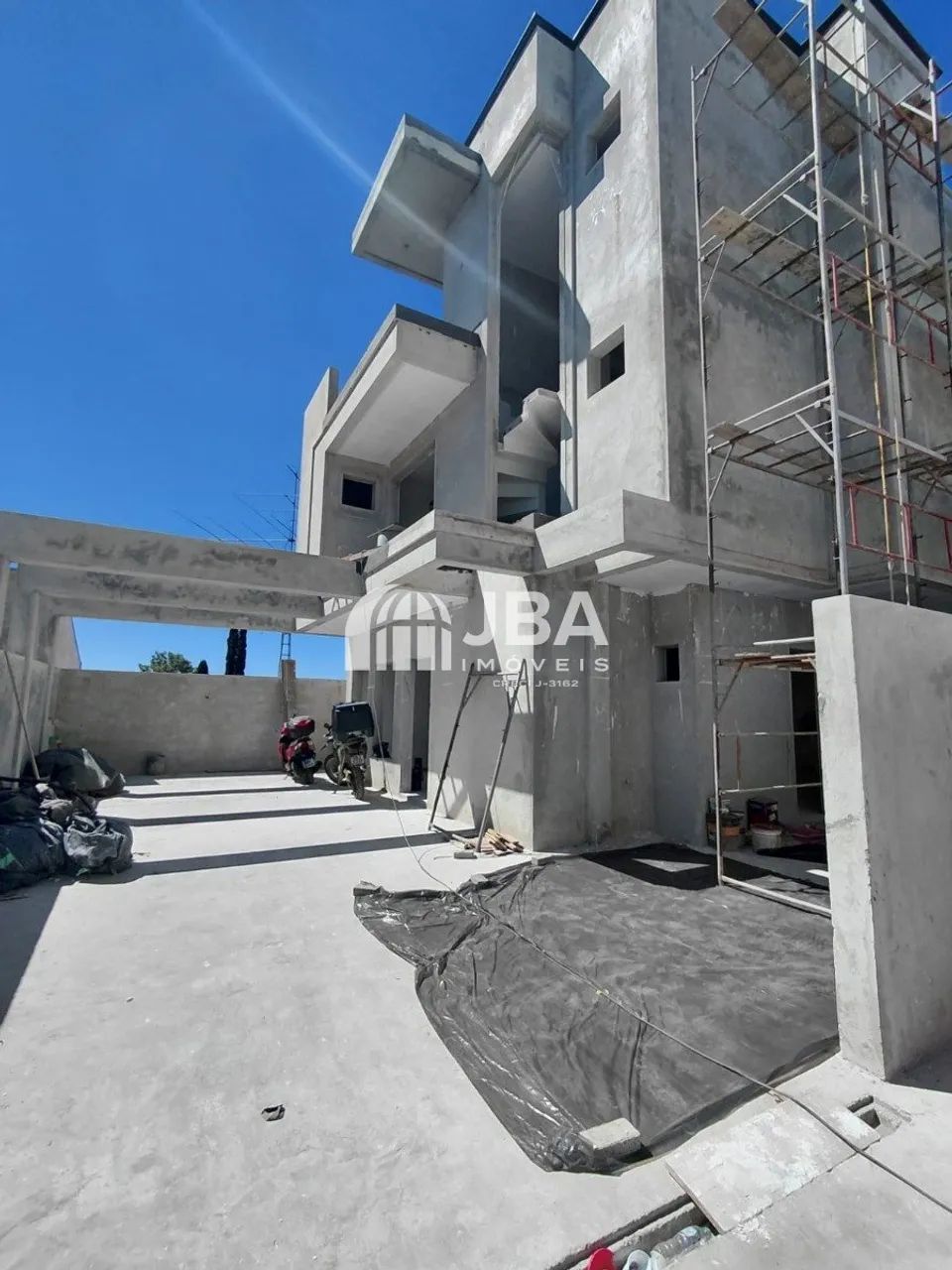 TRIPLEX COM 3 SUÍTES E TERRAÇO NO HAUER