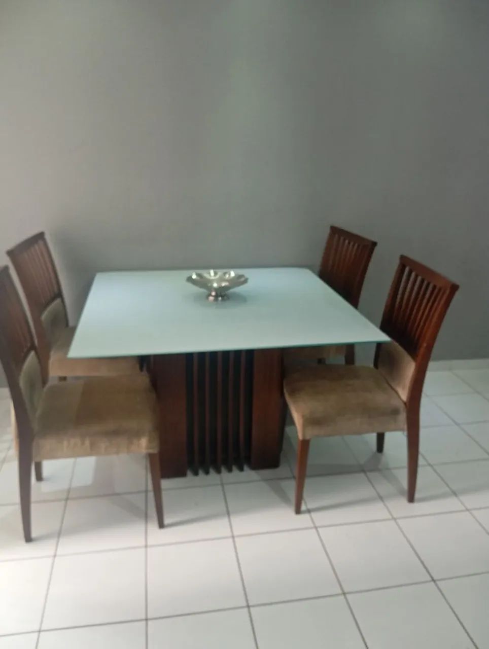 Mesa quadrada 1,20X1,20 vidro temperado, mais 4 cadeiras madeira maciça.