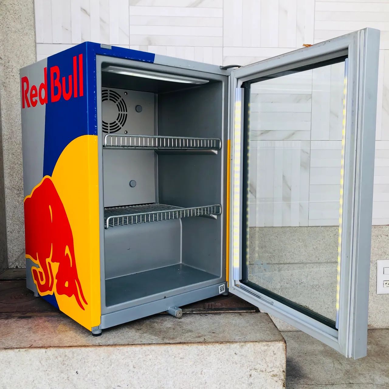 Mini Geladeira Red Bull - Estilo e Bebida Gelada no Seu Espaço
