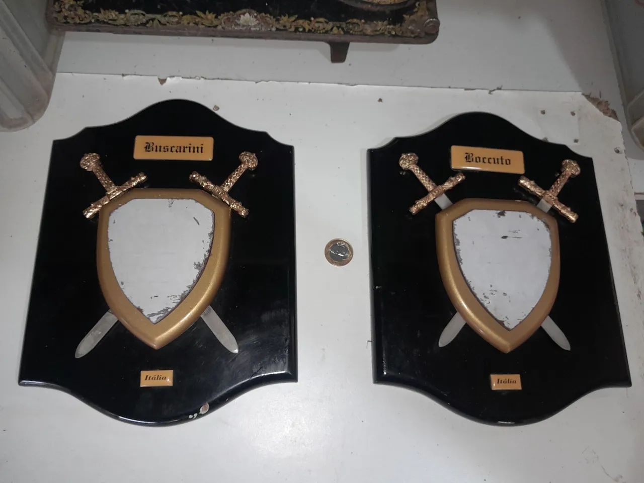 Quadros decorativos com brasão e escadas italiano 