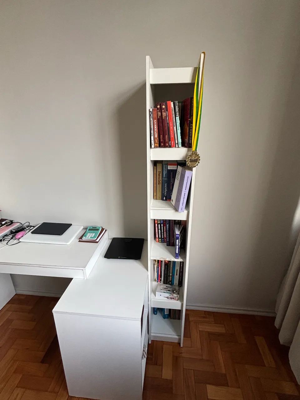     Escrivaninha Branca com 2 Estantes - Conjunto Completo - Foto 3