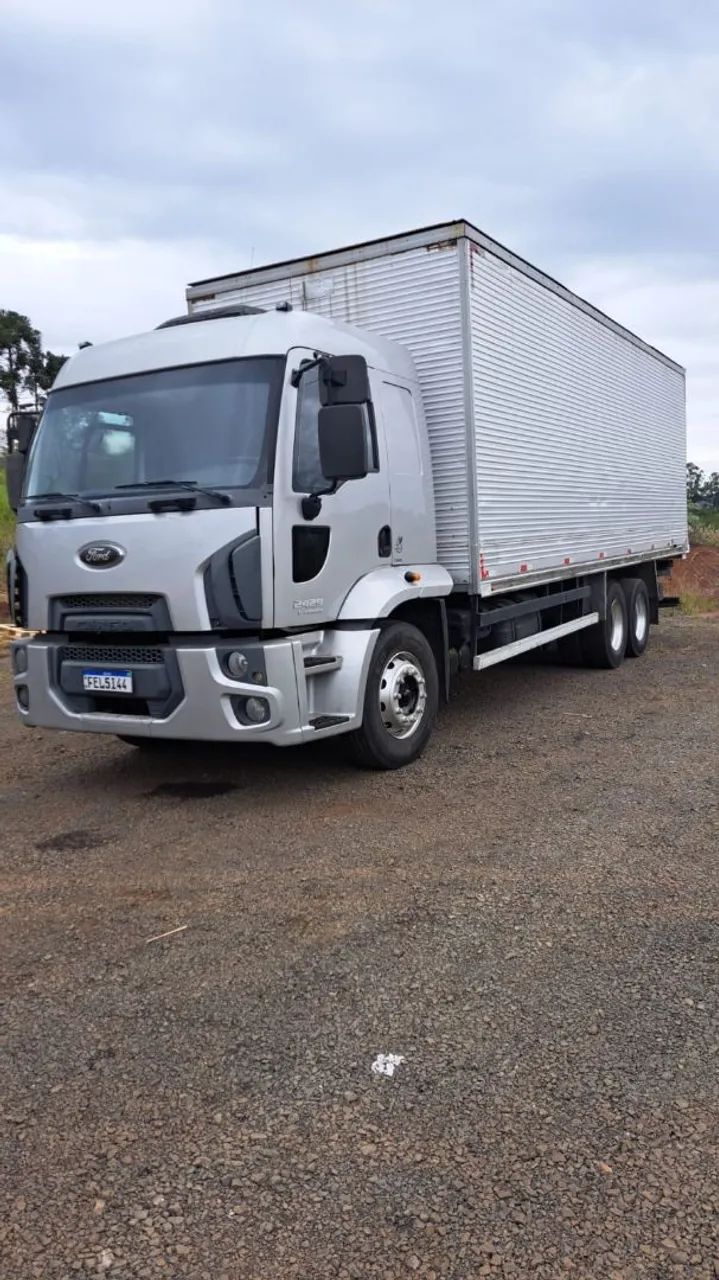 FORD CARGO COM BAU
