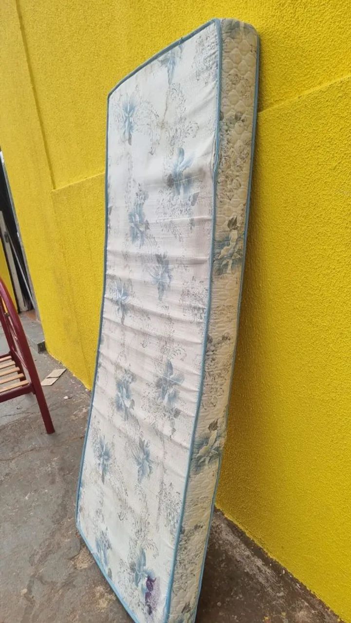 Colchão  solteiro  d 28 marcas de uso ((ENTREGO GRATIS)) - Foto 2